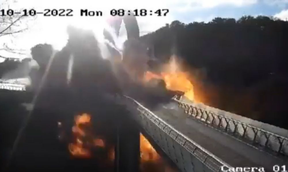 Ponte de vidro em Kiev é bombardeada por míssil russo; veja vídeo
