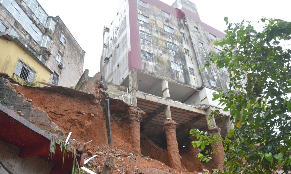 Chuvas em Salvador causam alagamentos e deslizamentos