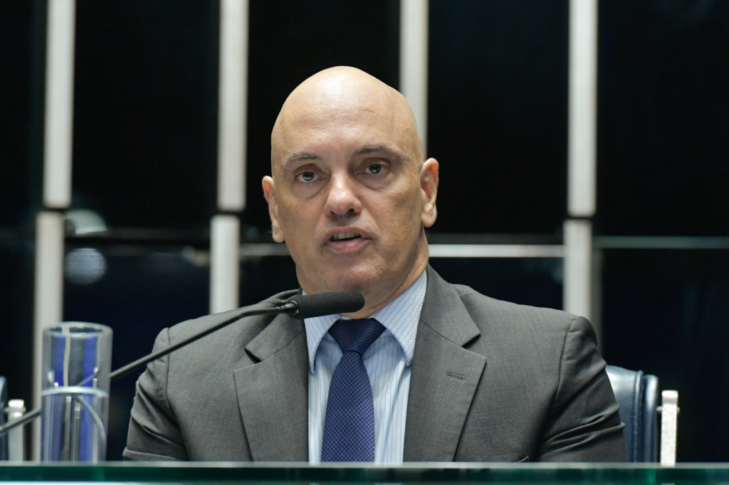 Após suspender o X, Alexandre de Moraes manda multar em R$ 50 mil quem burlar bloqueio com VPN