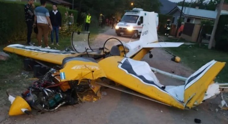 Avião que fazia acrobacias cai sobre mãe e filha na Argentina; veja vídeo