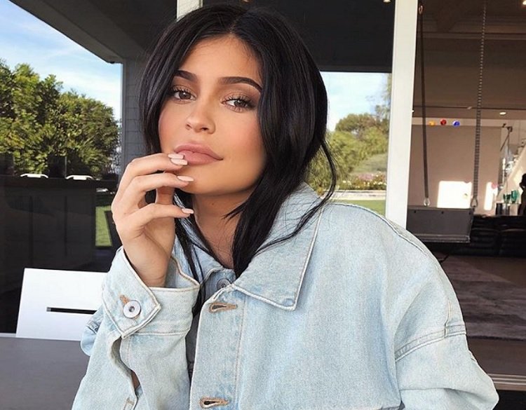 Kylie Jenner é criticada por pedir doações para pagar cirurgia de amigo