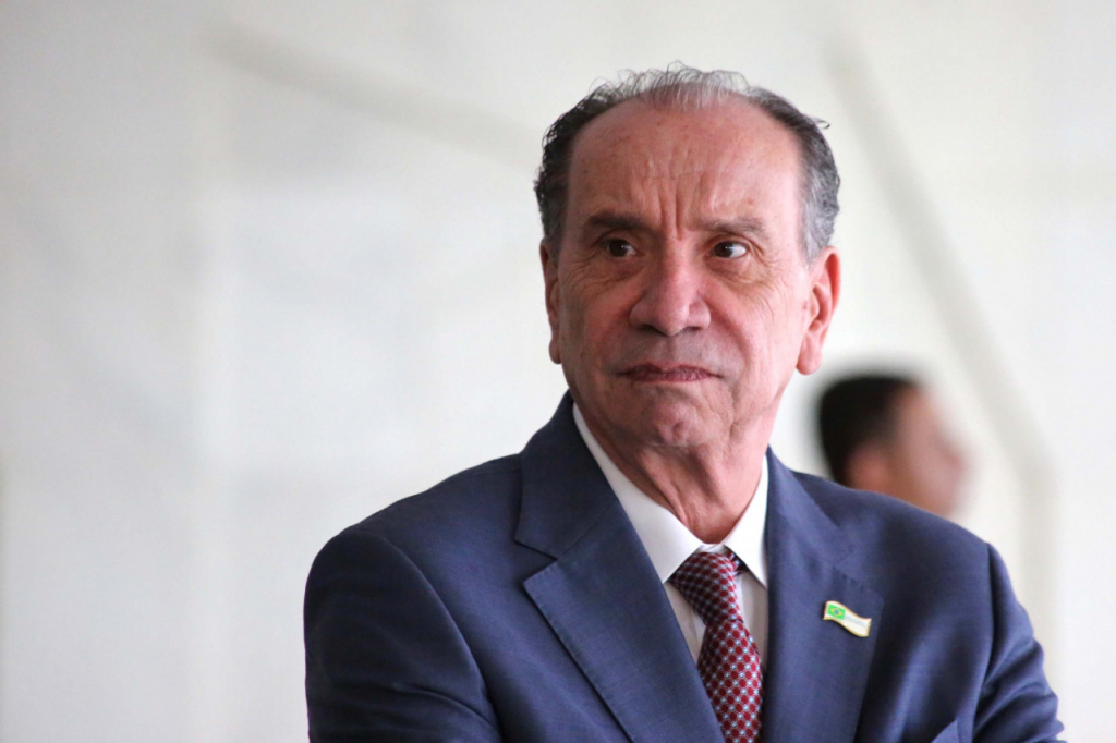 Ex-ministro Aloysio Nunes anuncia saída do PSDB