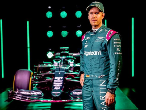 Sebastian Vettel se anima com o carro da Aston Martin para temporada da F-1