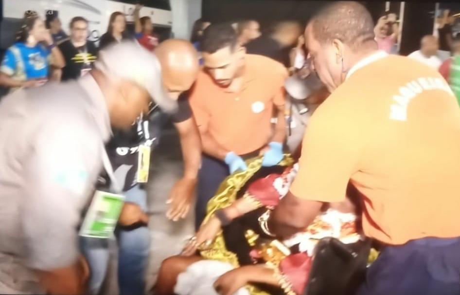 Integrante da Paraíso do Tuiuti é levada para hospital após ser prensada por carro alegórico