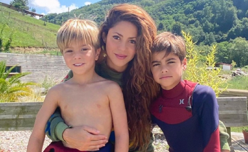 Shakira pede que paparazzis parem de perseguir filhos após separação com Piqué: ‘Perseguição implacável’