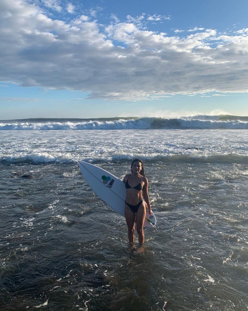 Surfista de 22 anos morre após ser atingida por raio durante treino