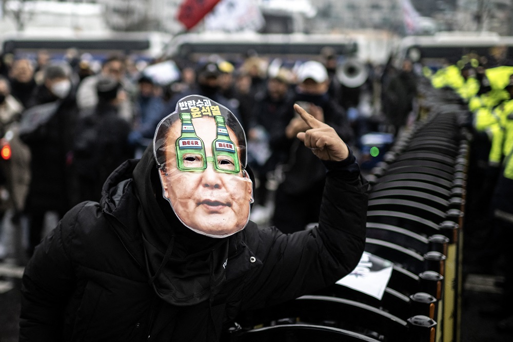 Sul-coreanos protestam por prisão de presidente que está prestes a expirar