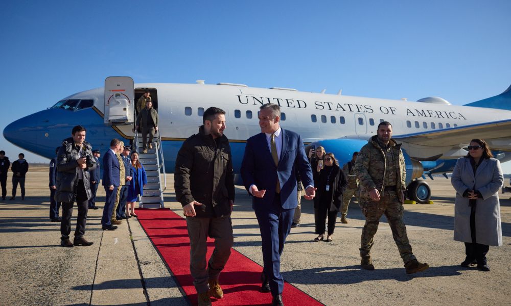 Zelensky chega aos EUA para se encontrar com Biden em sua primeira viagem desde início da guerra