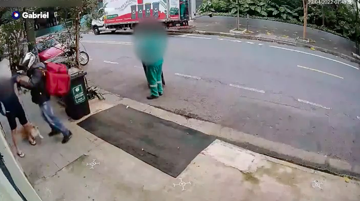 Motoqueiro com mochila de entregador rouba e persegue vítima em SP; veja vídeos
