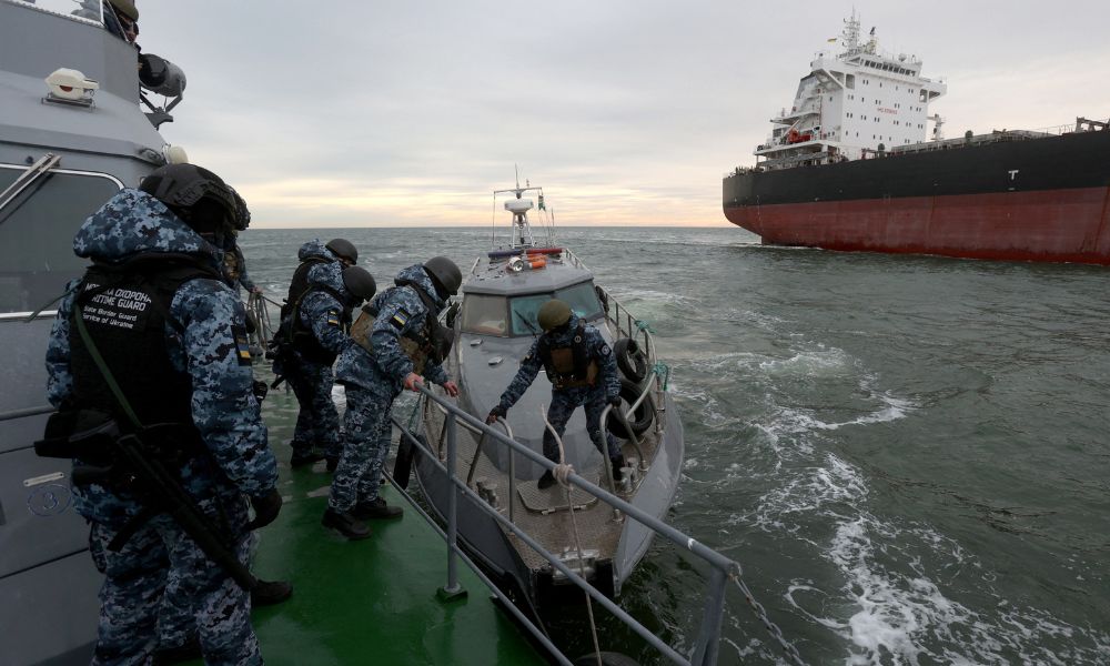 Ucrânia bombardeia grande navio da marinha russa na Crimeia 