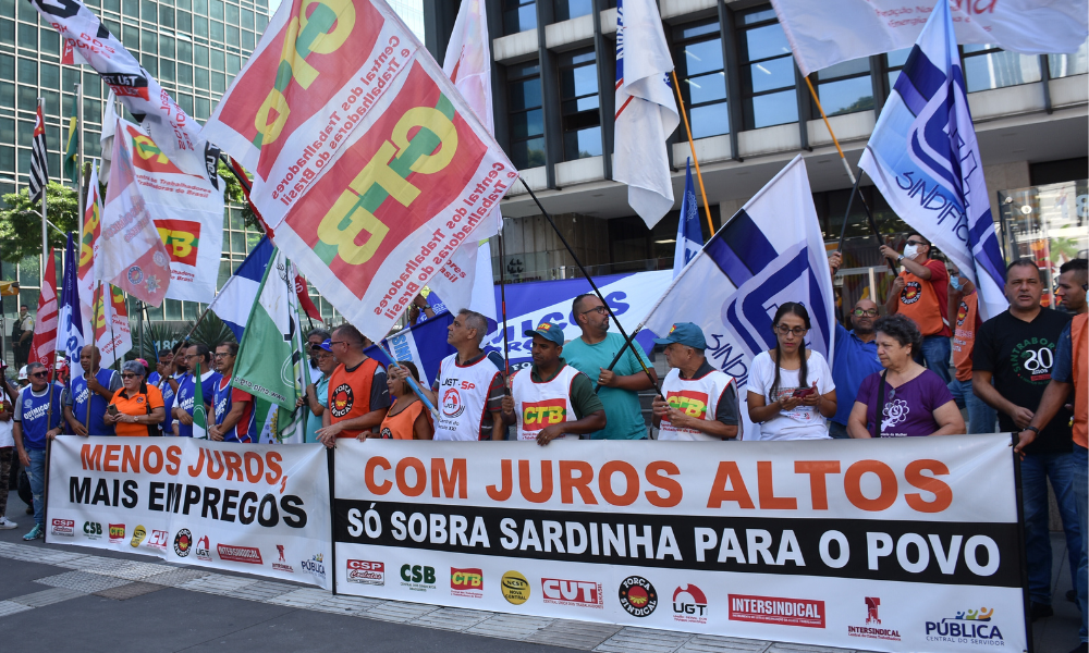 Após críticas a Lula pelo novo salário mínimo, sindicatos confirmam presença do petista em evento de 1º de Maio