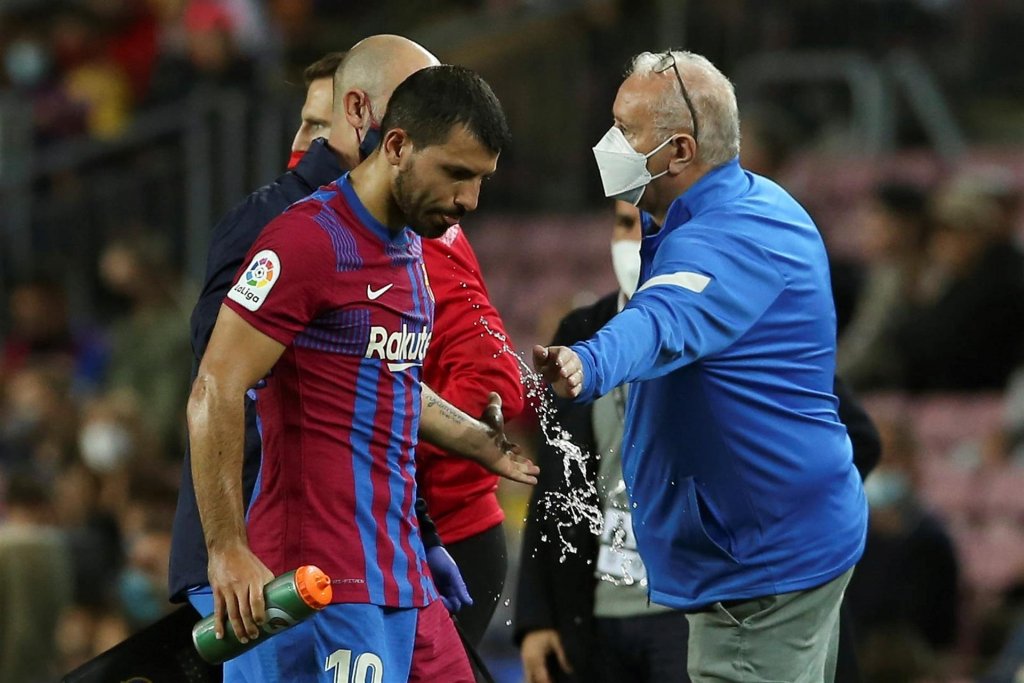 Agüero é diagnosticado com arritmia cardíaca após ser substituído de jogo do Barcelona
