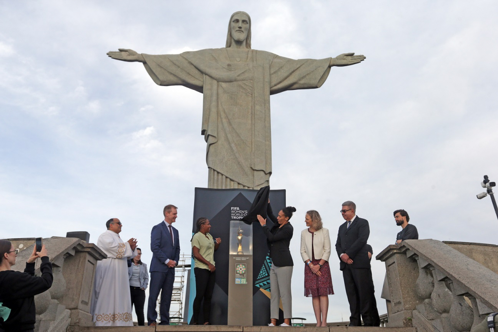 Taça da Copa do Mundo Feminina de 2023 é exibida no Cristo Redentor; veja imagens