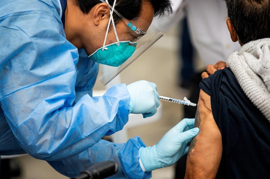 Pessoas vacinadas contra a Covid-19 ainda podem transmitir o vírus, alerta OMS