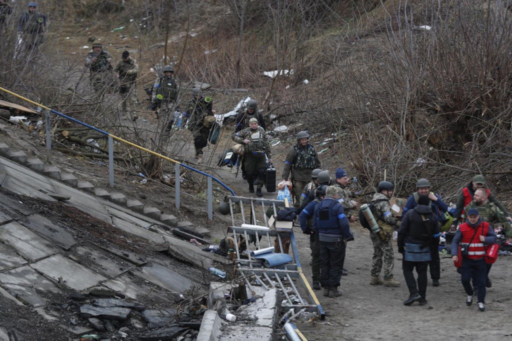 Ucrânia evacua 2.700 civis da região de Lugansk durante ataques russos