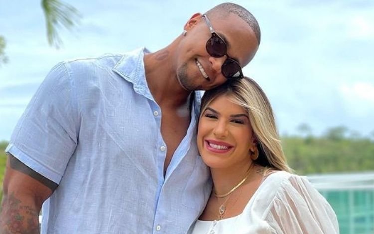 Léo Santana e Lorena Improta anunciam nascimento da filha: ‘Linda, é a cara do pai’
