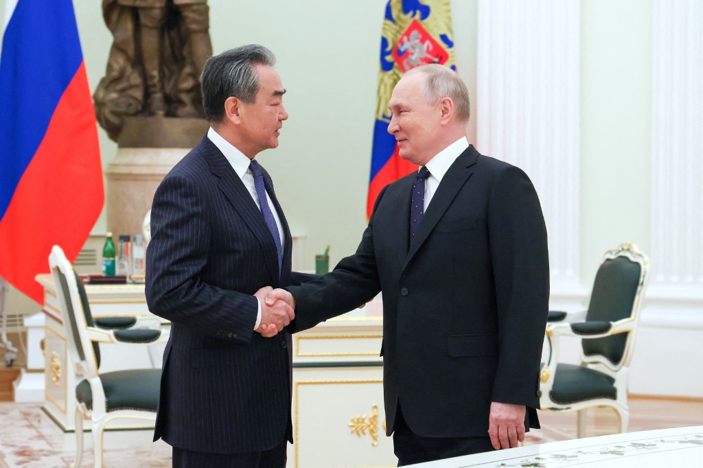 China pede diálogo entre Rússia e Ucrânia e alerta contra uso de armas nucleares