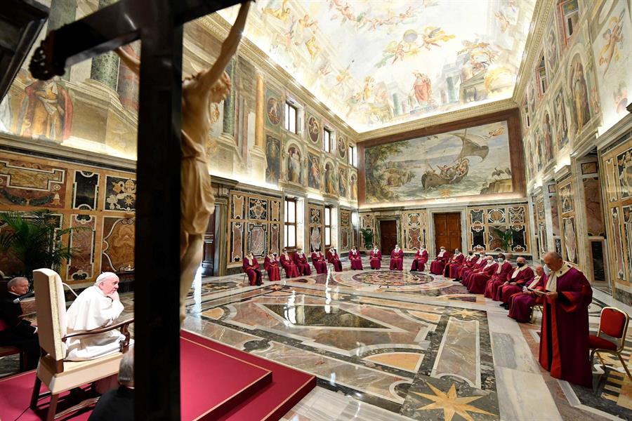 Papa Francisco corta salário de clérigos para evitar demissões no Vaticano