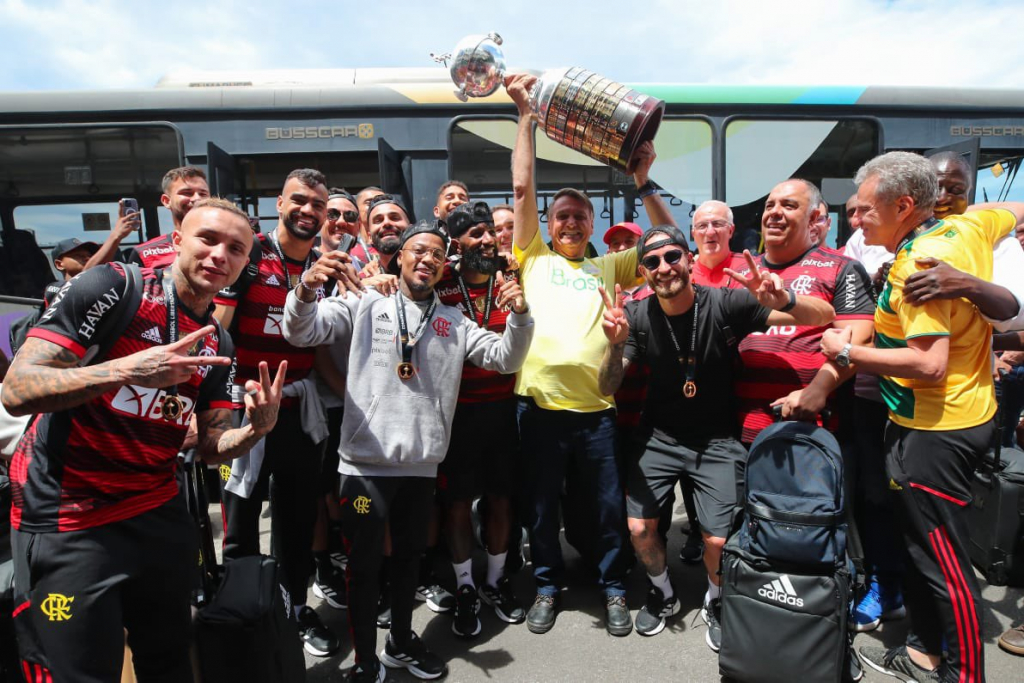 Bolsonaro se encontra com jogadores do Flamengo e ergue a taça da Libertadores