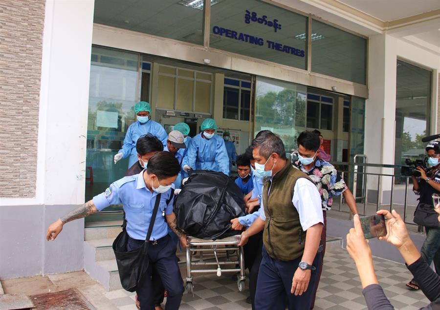 Morre jovem que levou um tiro na cabeça durante protesto em Myanmar