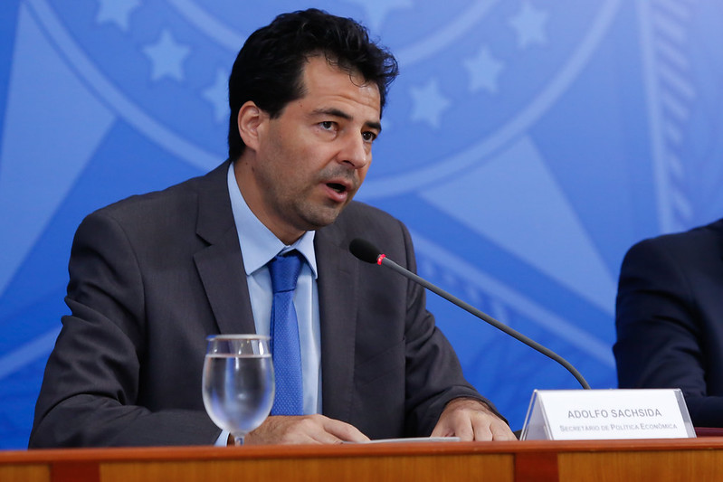 Ministro de Minas e Energia afirma que governo não pode interferir nos preços da Petrobras