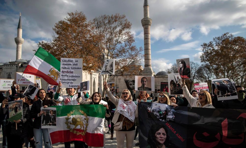 Mais de 300 pessoas morreram em dois meses de protestos no Irã