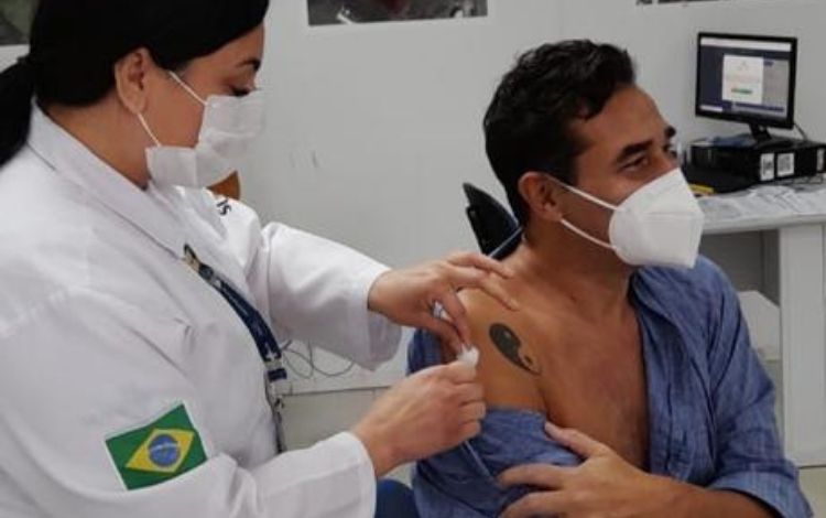 Após internação por reinfecção de Covid-19, Luciano Szafir toma primeira dose da vacina