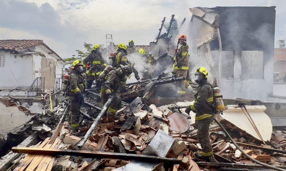 Avião cai em área residencial na Colômbia e mata oito pessoas