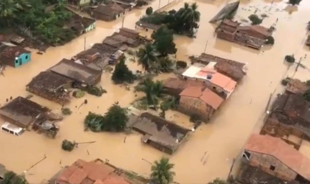 Bolsonaro vai sobrevoar neste domingo regiões afetadas pelas chuvas na Bahia