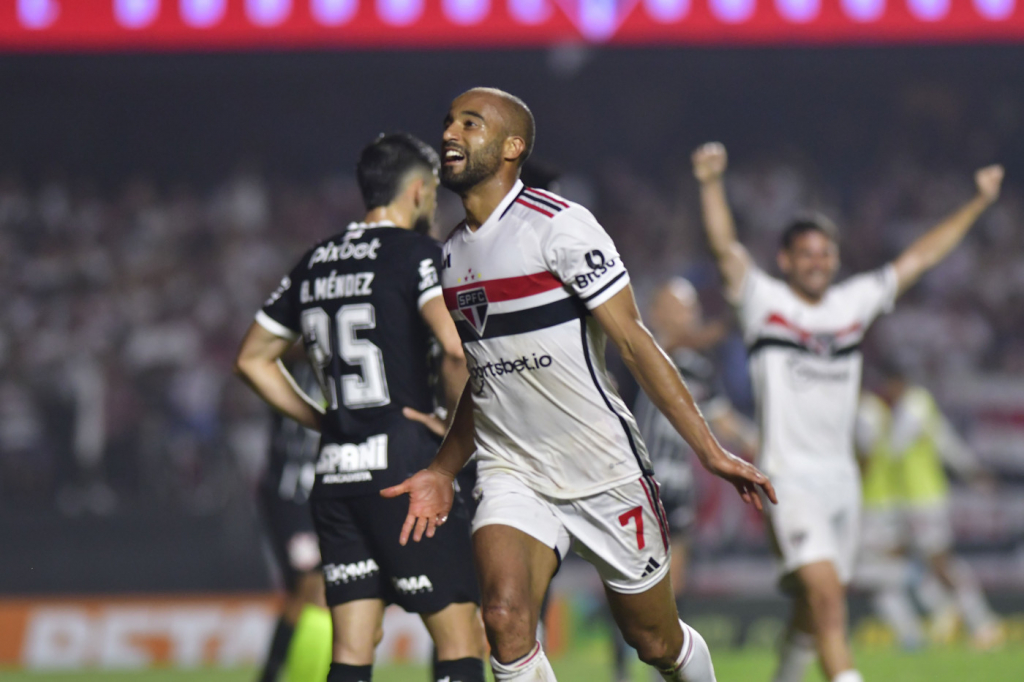 São Paulo reverte placar, elimina o Corinthians e avança à final da Copa do Brasil