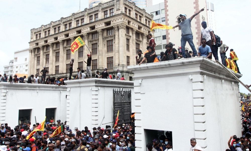 Presidente do Sri Lanka promete renunciar após manifestantes incendiarem palácio