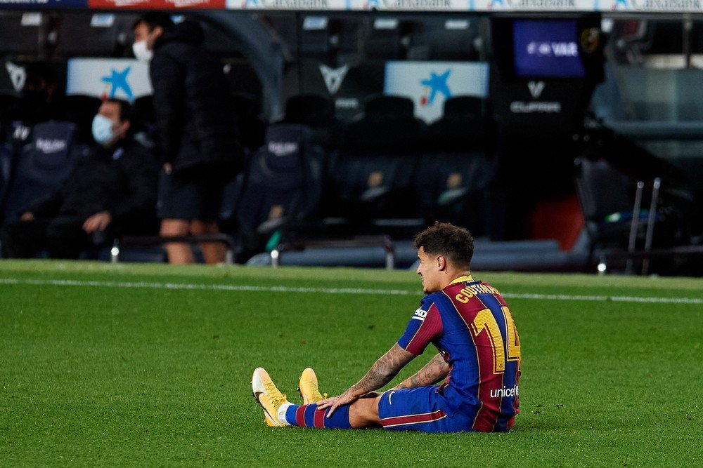 Barcelona estima 3 meses de recuperação após Coutinho ser operado no joelho