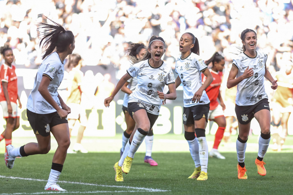 De virada, Corinthians goleia o Internacional e conquista o Brasileirão feminino pela quarta vez