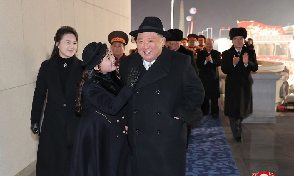 Coreia do Norte exibe número recorde de mísseis em desfile, mas atenção se volta para filha de 10 anos do ditador