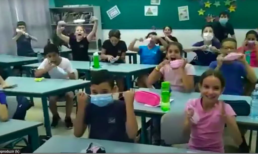 Vídeo de crianças comemorando retirada da máscara em Israel viraliza