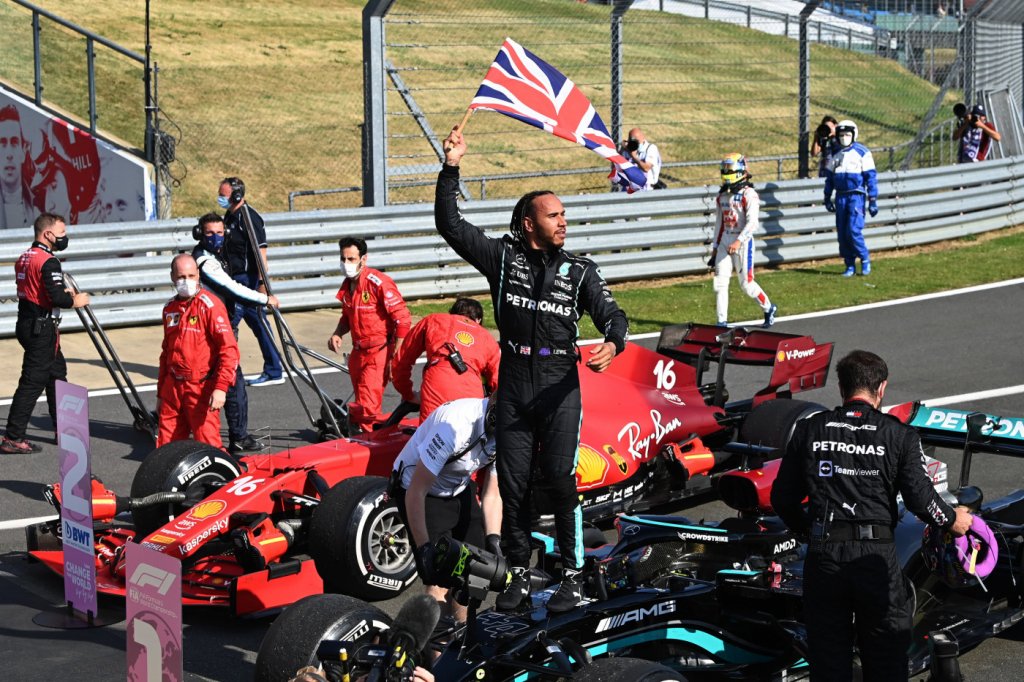 Em dia de acidente com Verstappen e punição, Hamilton ganha em Silverstone