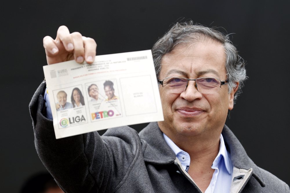 Eleições na Colômbia: Candidatos trocam farpas sobre fraudes em dia de segundo turno