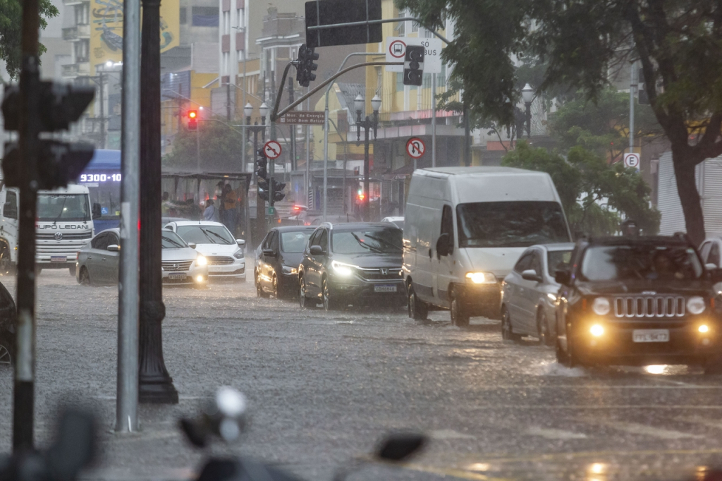 Governo de SP firma parceria com aplicativo Waze para divulgar alertas de enchentes
