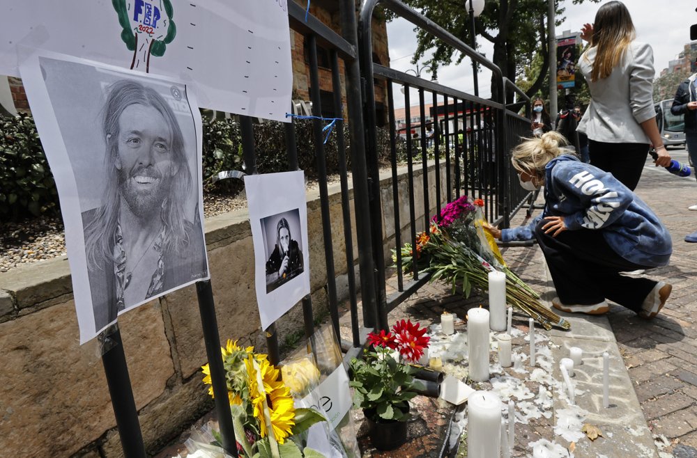 Flores, velas e tributos: Fãs homenageiam Taylor Hawkins em Bogotá