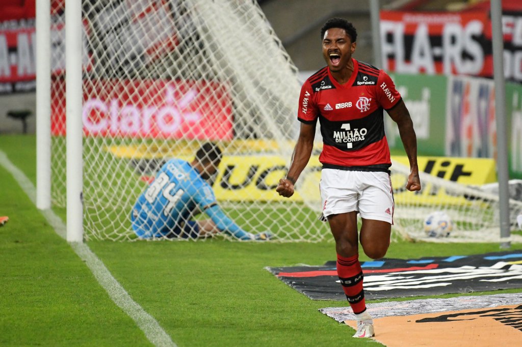 Flamengo vence novamente o Coritiba e se classifica às oitavas da Copa do Brasil