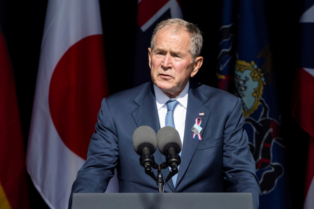 Após 20 anos de ataque, Bush diz que EUA são um país mais forte: ‘Bravura emergiu diante da morte’