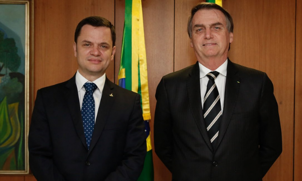 Ministro da Justiça pede que PF investigue revista que associou Bolsonaro a Hitler