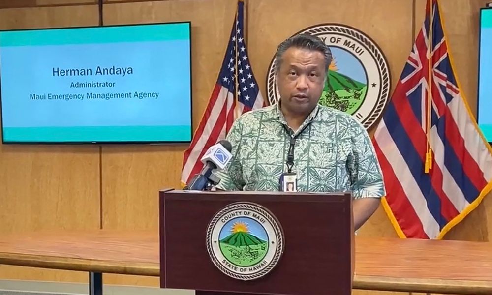 Diretor de emergências no Havaí renuncia após críticas por não acionar o sistema de incêndio