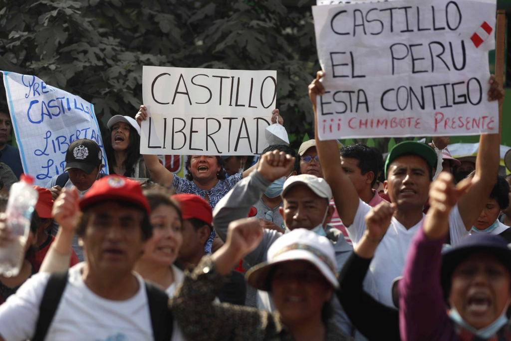 Manifestantes vão às ruas e quatro morrem em protestos por novas eleições no Peru