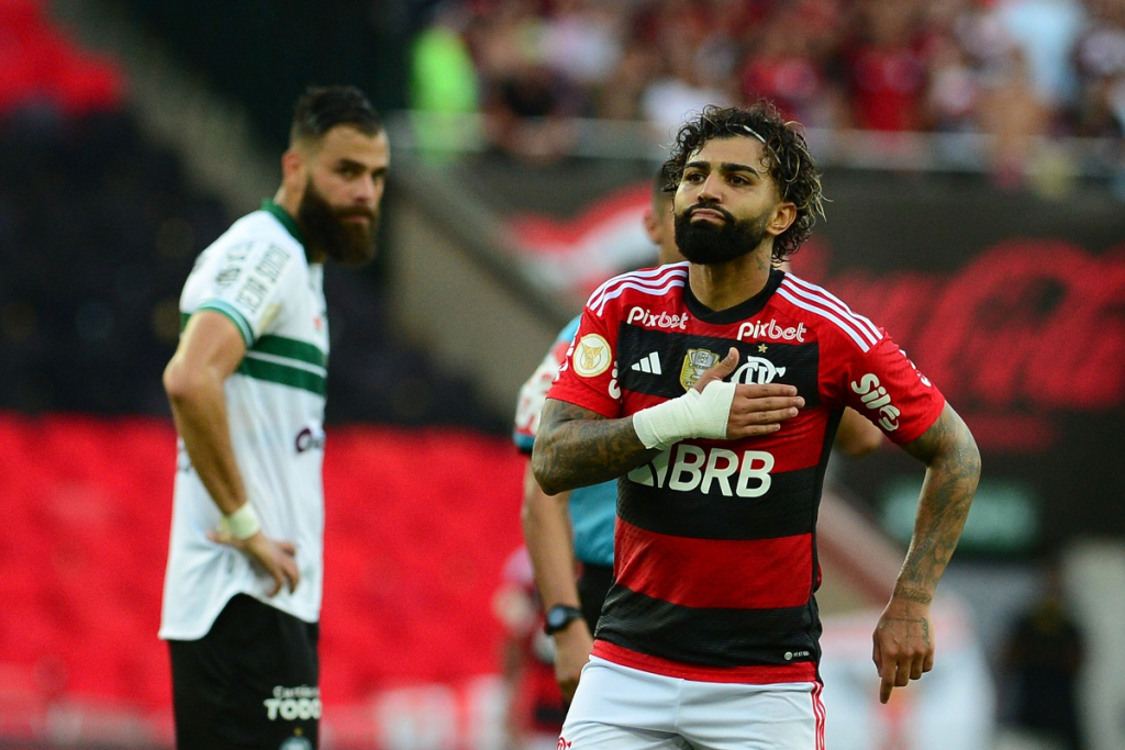 Sob olhares de Sampaoli, Flamengo bate Coritiba com brilho de Gabigol e retorno de Bruno Henrique