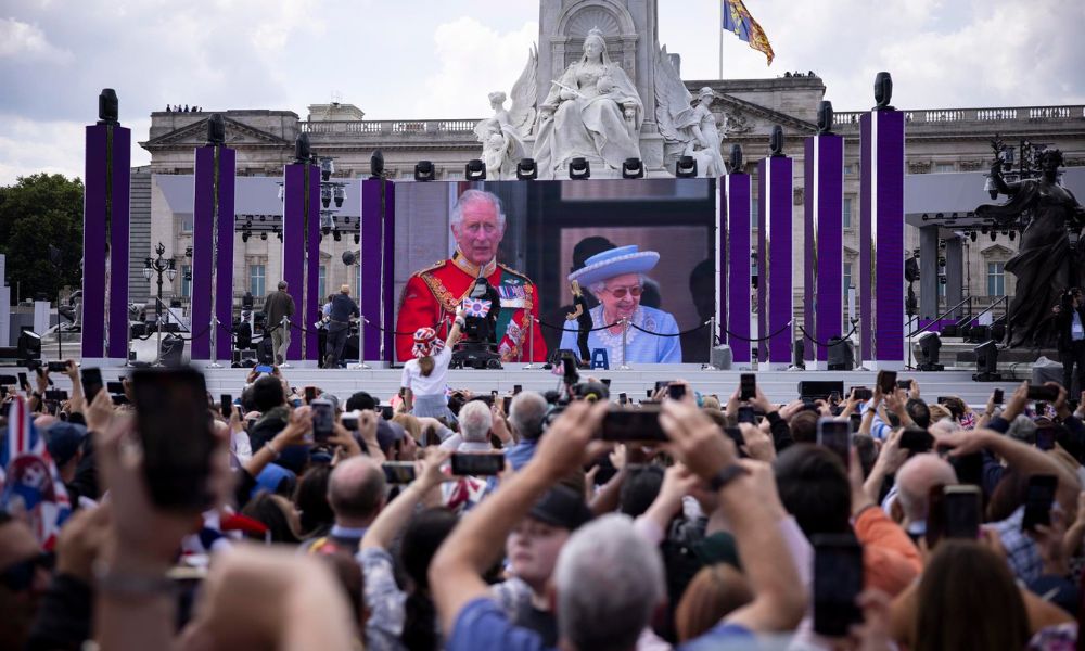 Britânicos lotam as ruas para celebrar os 70 anos de reinado da rainha Elizabeth II