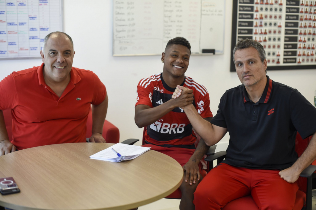Flamengo renova com Matheus França e coloca multa de R$ 1 bilhão 