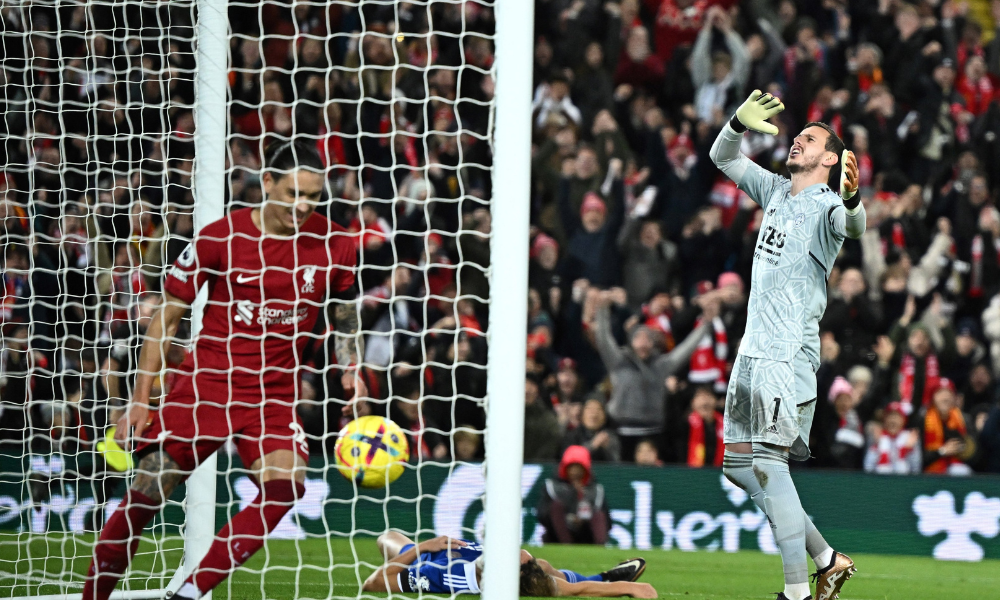 Zagueiro marca dois gols contra, e Liverpool derrota o Leicester City no Campeonato Inglês