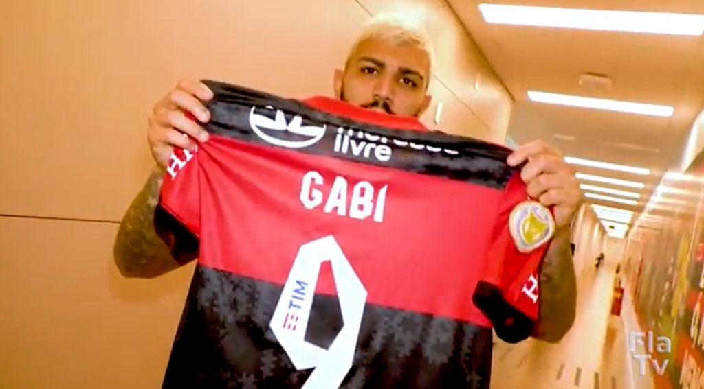 Gabigol assina camisa do Flamengo para torcedor mirim do Santos hostilizado após clássico