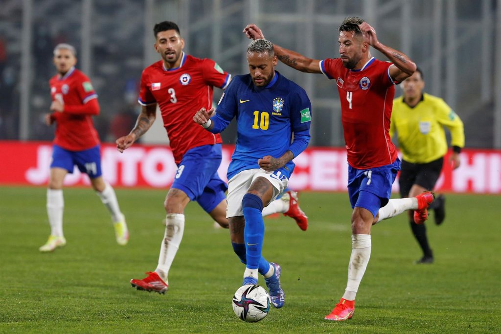 Neymar nega estar fora de forma e manda recado para críticos após vitória da seleção